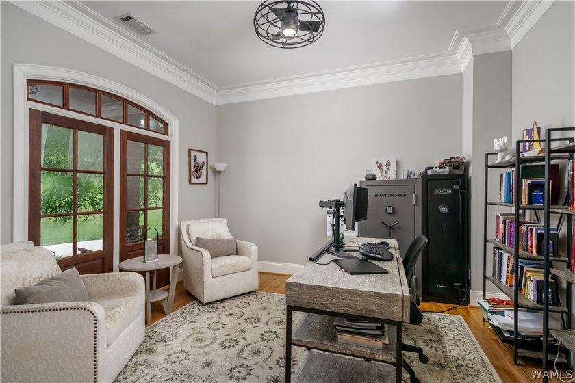 Stunning home located on the golf course in the highly desirable - photo 25