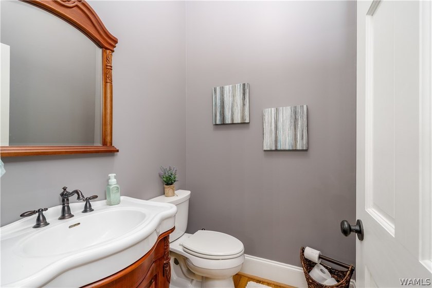 Stunning home located on the golf course in the highly desirable - photo 26