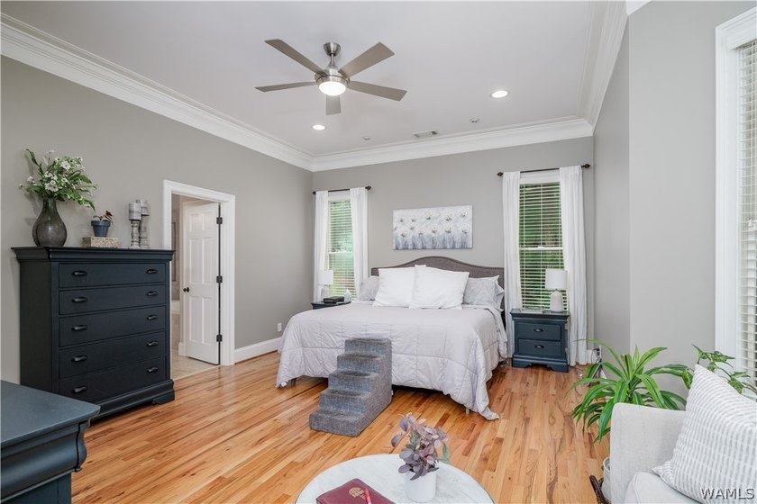 Stunning home located on the golf course in the highly desirable - photo 27