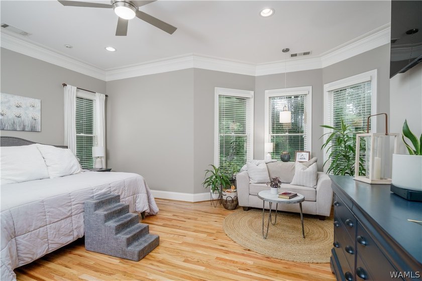 Stunning home located on the golf course in the highly desirable - photo 28