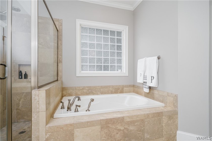 Stunning home located on the golf course in the highly desirable - photo 31