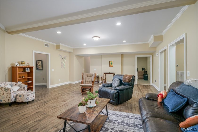 Stunning home located on the golf course in the highly desirable - photo 37