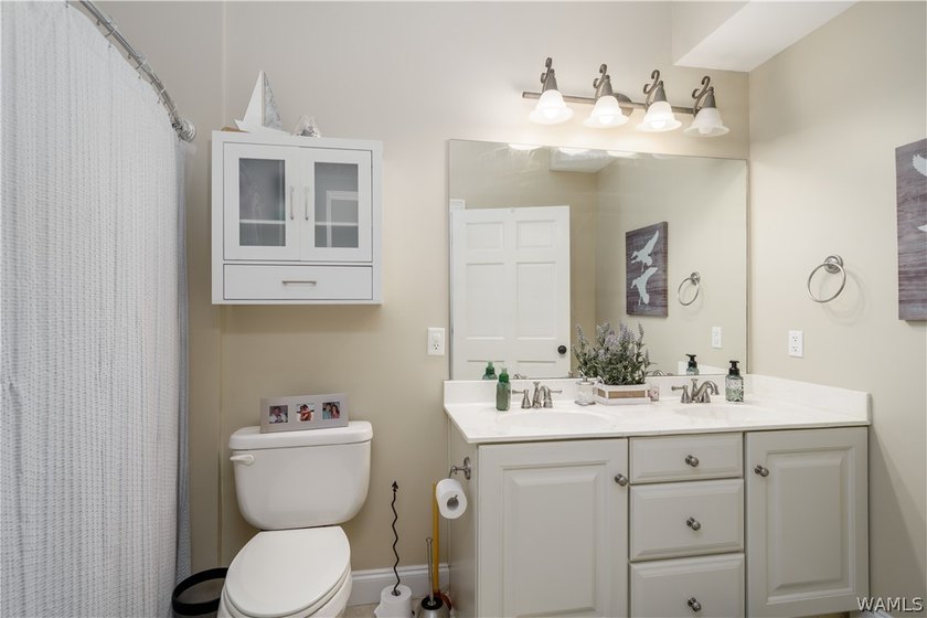 Stunning home located on the golf course in the highly desirable - photo 42