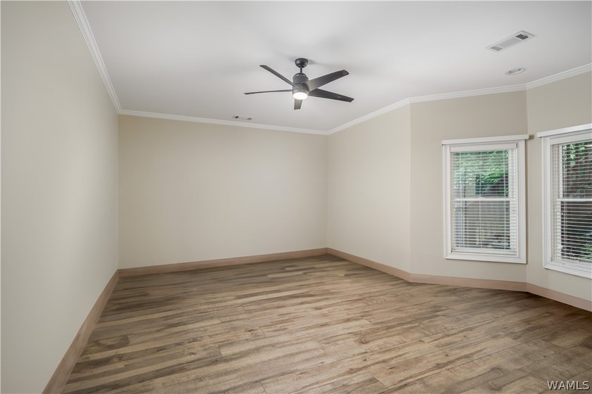 Stunning home located on the golf course in the highly desirable - photo 46