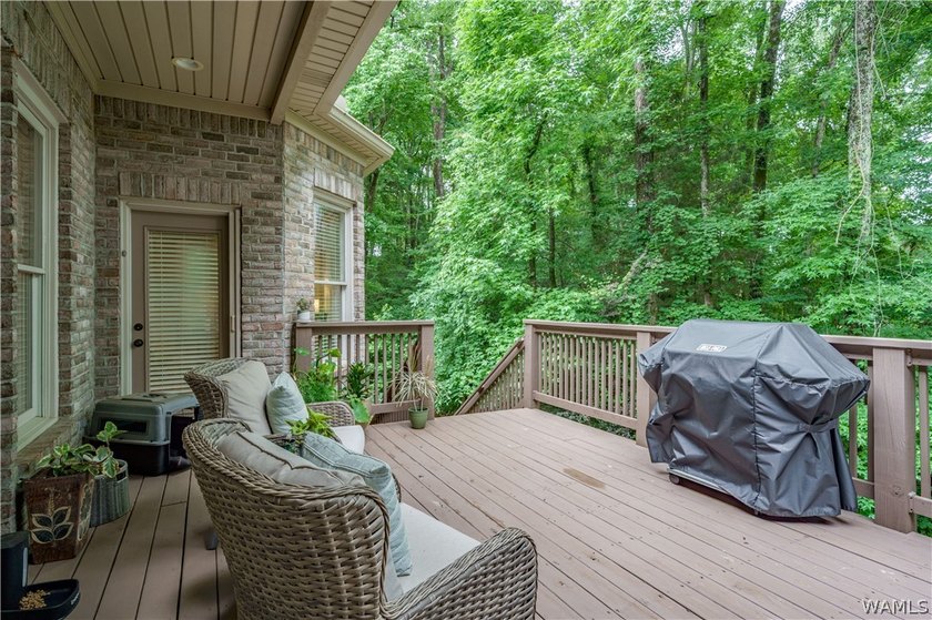 Stunning home located on the golf course in the highly desirable - photo 48