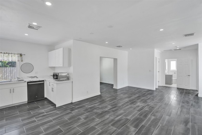 Bright, newly renovated 2-bed, 1-bath home plus versatile den in - photo 2