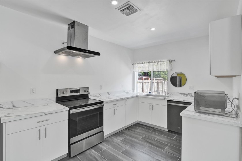 Bright, newly renovated 2-bed, 1-bath home plus versatile den in - photo 3