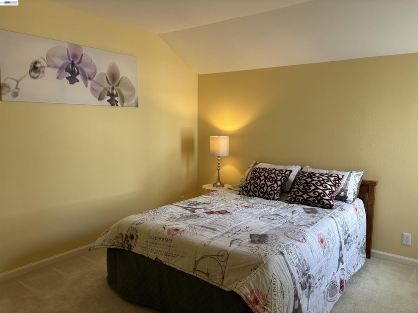 Charming upper-floor condo located in the desirable gated - photo 12