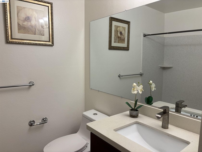 Charming upper-floor condo located in the desirable gated - photo 16