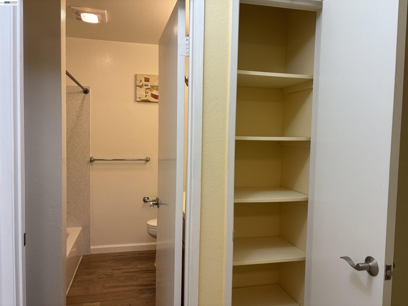 Charming upper-floor condo located in the desirable gated - photo 17