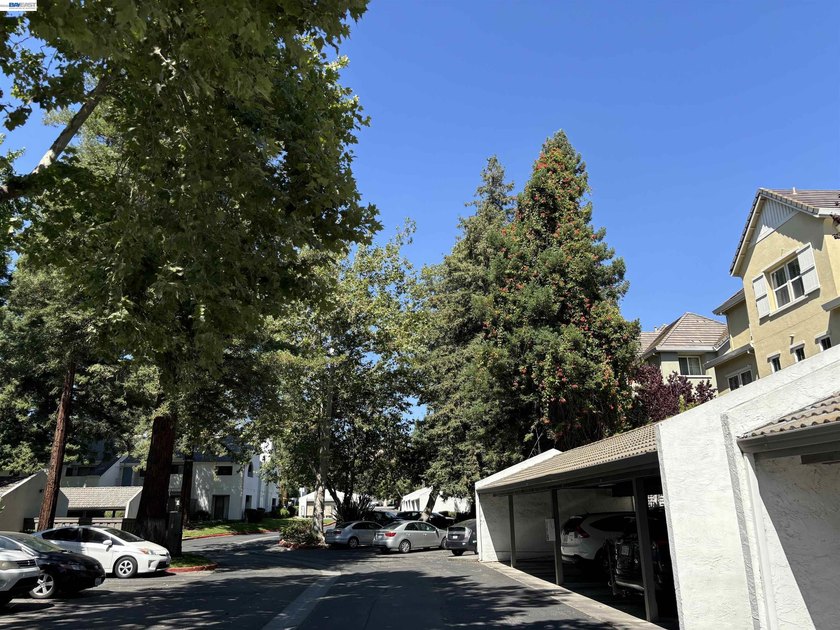 Charming upper-floor condo located in the desirable gated - photo 24