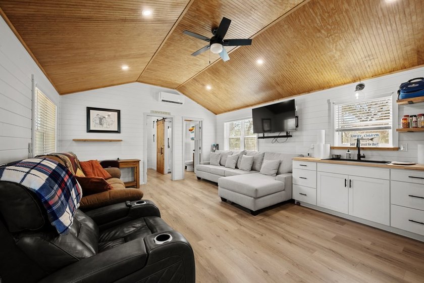 Price Reduction! Charming cottage situated on a spacious double - photo 3