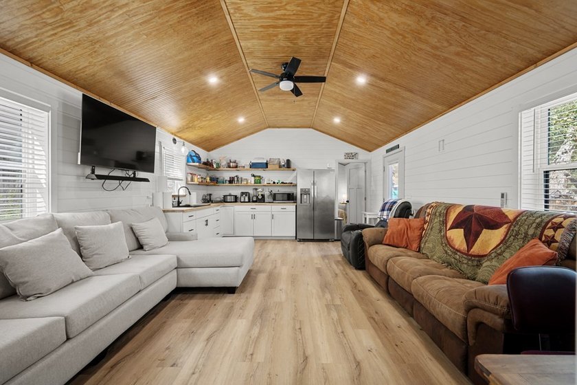 Price Reduction! Charming cottage situated on a spacious double - photo 4