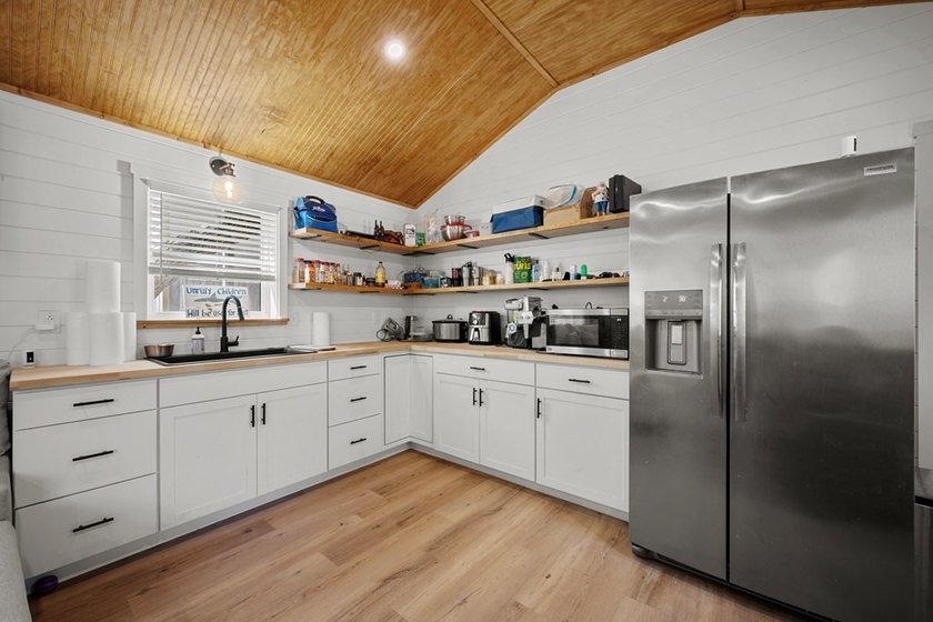 Price Reduction! Charming cottage situated on a spacious double - photo 6