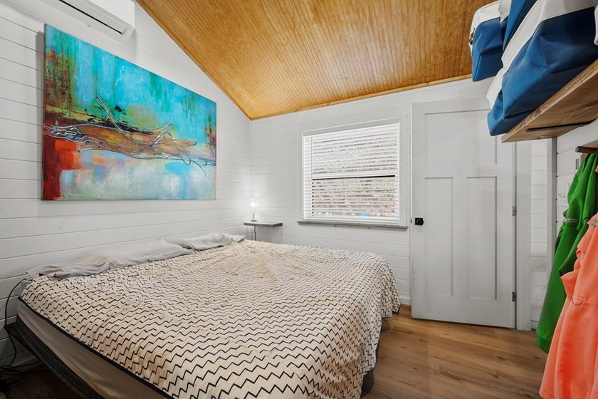 Price Reduction! Charming cottage situated on a spacious double - photo 8