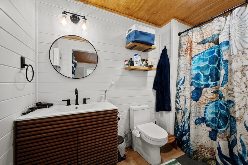 Price Reduction! Charming cottage situated on a spacious double - photo 9