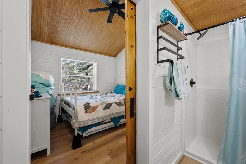 Price Reduction! Charming cottage situated on a spacious double - photo 10