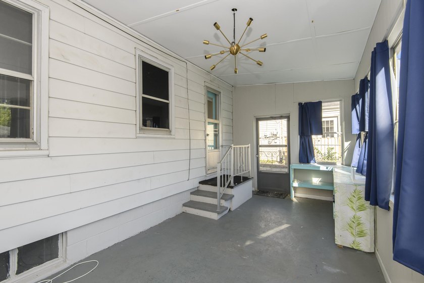 Move right into this well-maintained 2-bedroom, 1-bath Milwaukee - photo 11