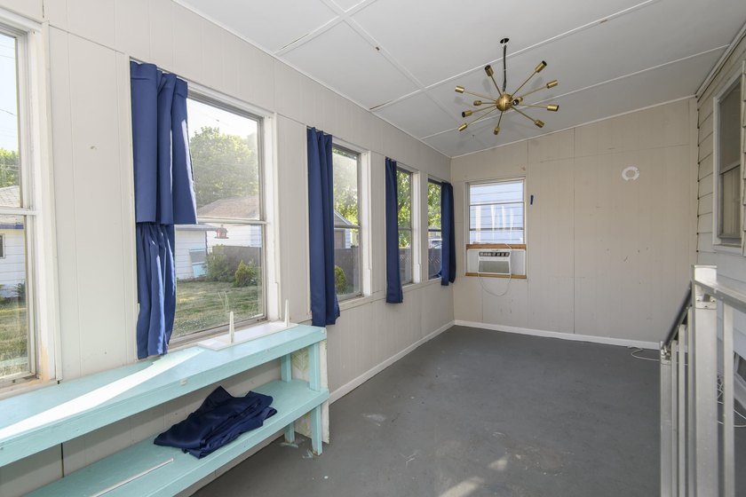 Move right into this well-maintained 2-bedroom, 1-bath Milwaukee - photo 12
