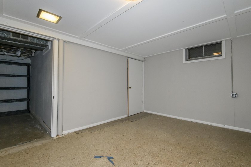 Move right into this well-maintained 2-bedroom, 1-bath Milwaukee - photo 13
