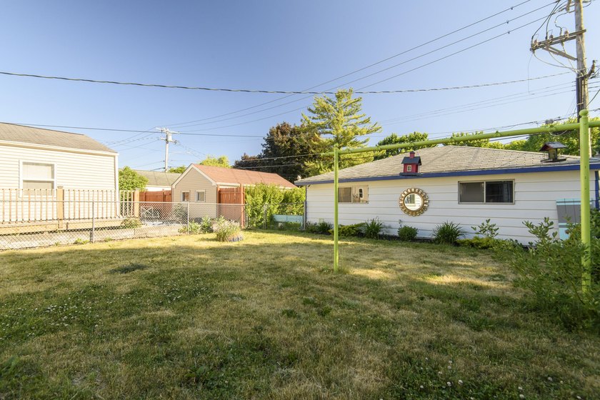Move right into this well-maintained 2-bedroom, 1-bath Milwaukee - photo 17