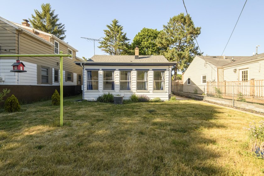 Move right into this well-maintained 2-bedroom, 1-bath Milwaukee - photo 18