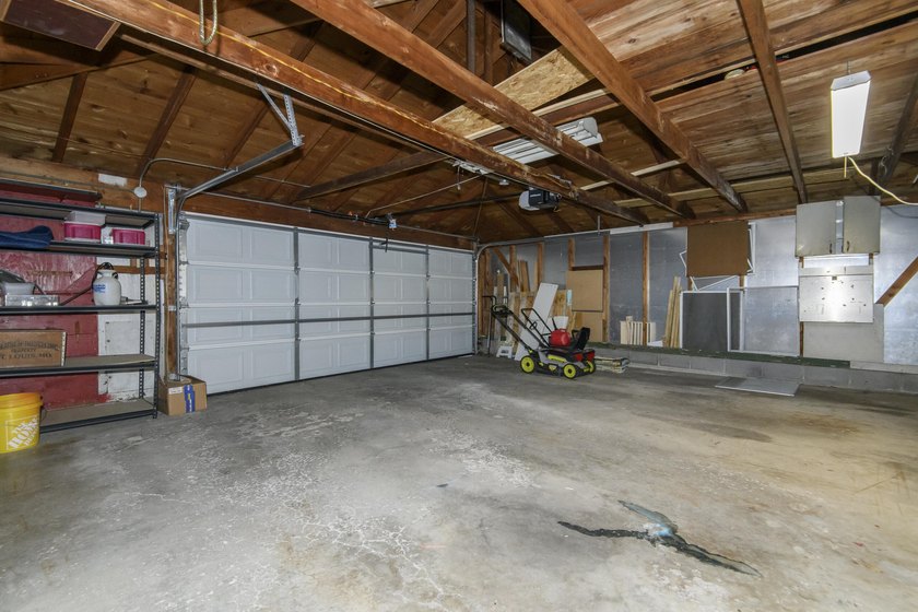 Move right into this well-maintained 2-bedroom, 1-bath Milwaukee - photo 21
