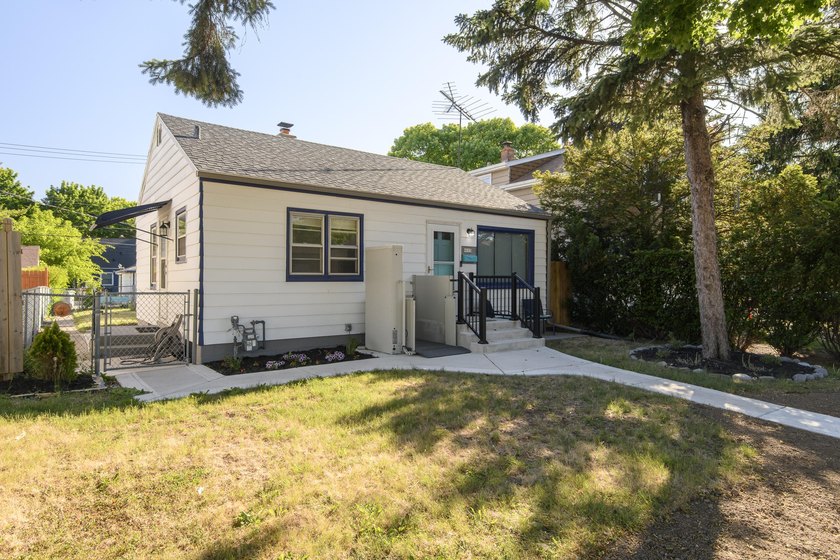 Move right into this well-maintained 2-bedroom, 1-bath Milwaukee - photo 23
