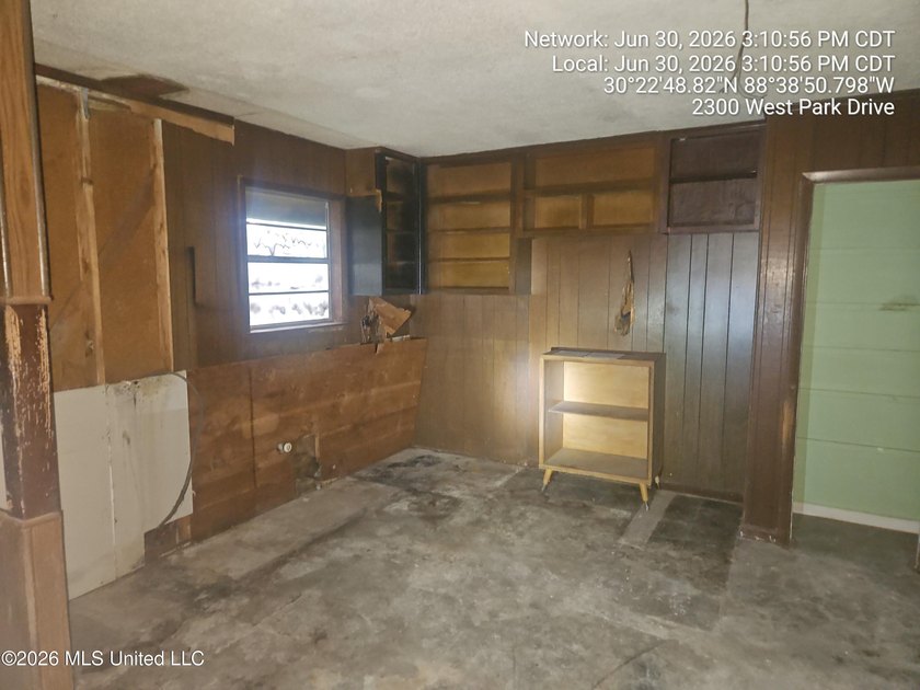 College Park S/D. 3 bed, 2 bath with nearly 1400 sq.ft. Solid - photo 4