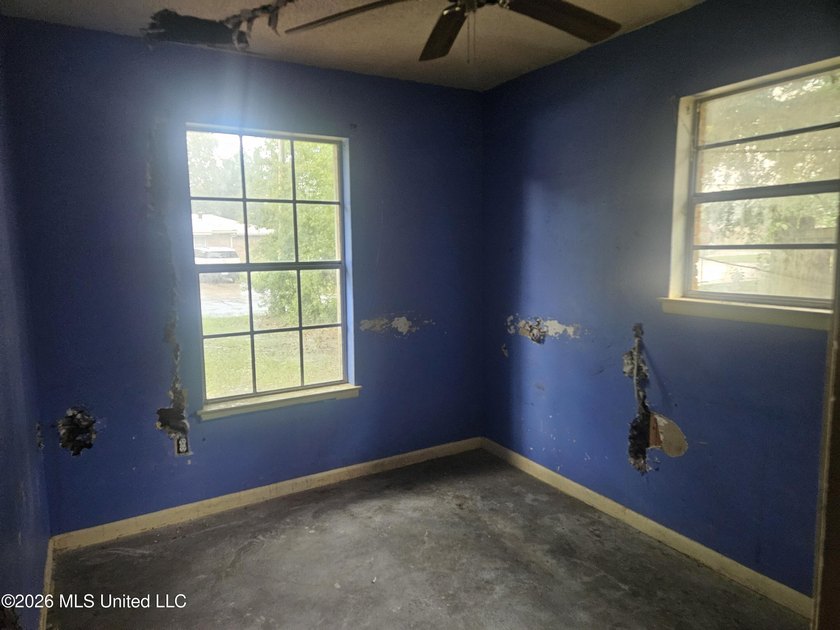 College Park S/D. 3 bed, 2 bath with nearly 1400 sq.ft. Solid - photo 5