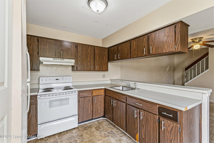 Opportunity awaits in this spacious 3-bed, 2-bath end-unit - photo 11