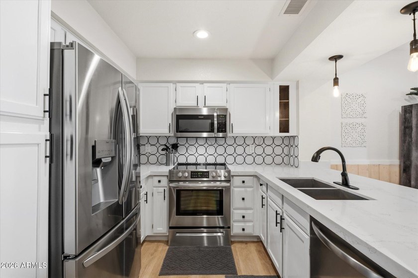 Thoughtfully renovated 2-bed, 2-bath condo in the guard-gated - photo 7