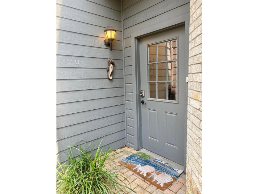 Spacious ground-floor 2-bedroom, 2.5-bath corner unit with a - photo 2