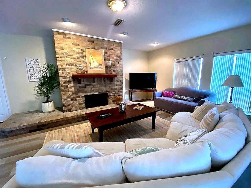 Spacious ground-floor 2-bedroom, 2.5-bath corner unit with a - photo 3