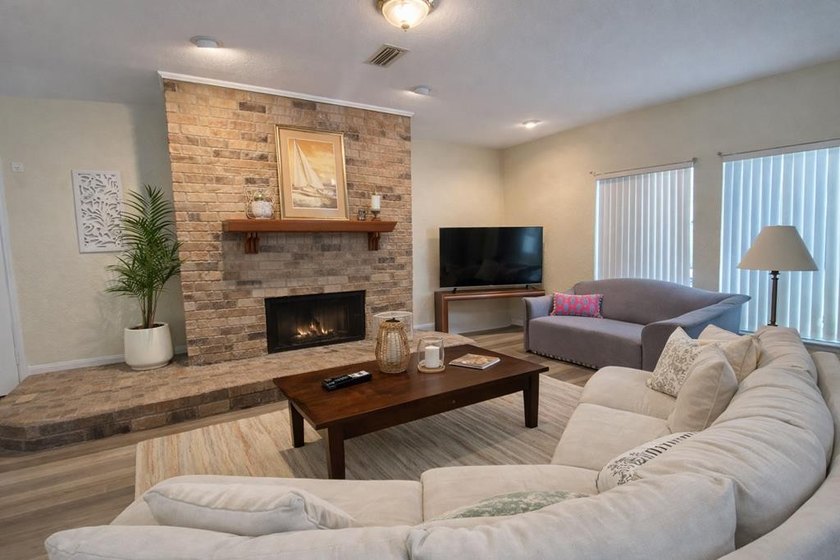 Spacious ground-floor 2-bedroom, 2.5-bath corner unit with a - photo 4