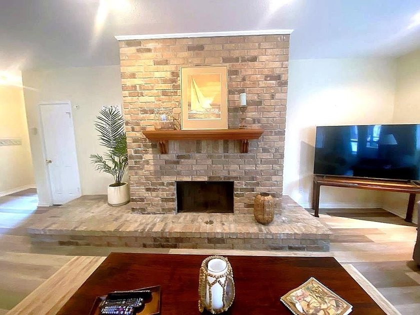 Spacious ground-floor 2-bedroom, 2.5-bath corner unit with a - photo 5