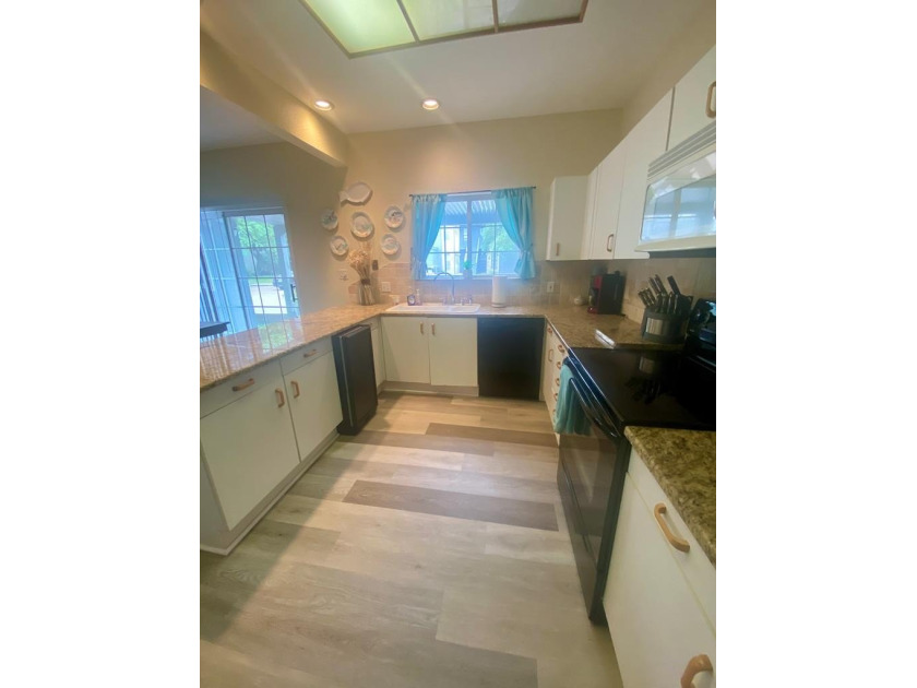 Spacious ground-floor 2-bedroom, 2.5-bath corner unit with a - photo 8