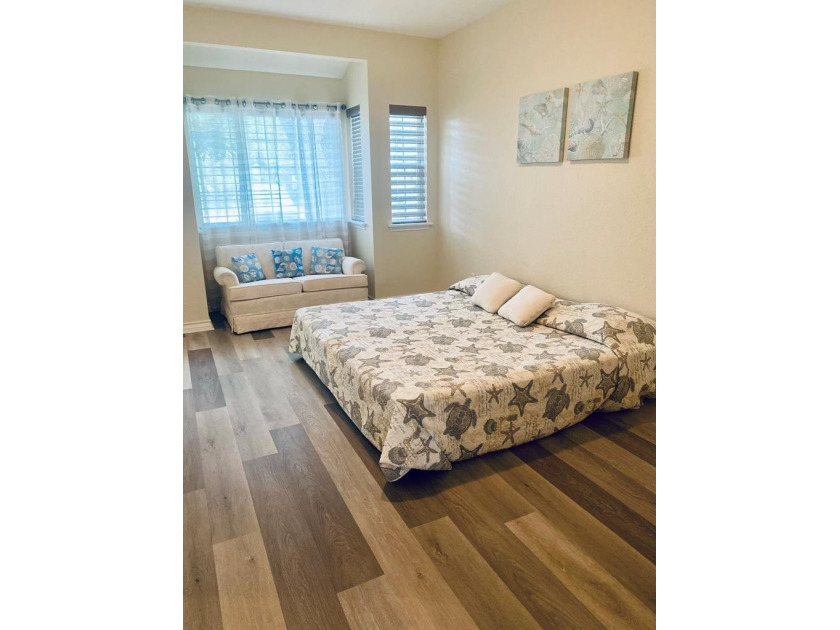 Spacious ground-floor 2-bedroom, 2.5-bath corner unit with a - photo 10