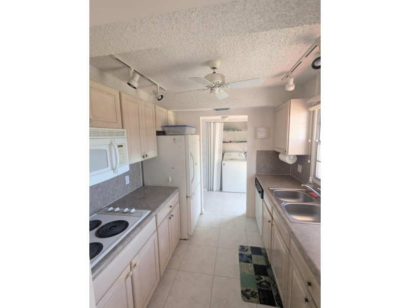 Prime 2-bedroom, 2-full-bath condo in Century Village, a - photo 2