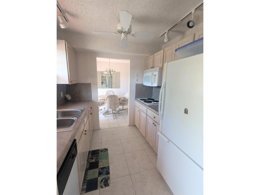 Prime 2-bedroom, 2-full-bath condo in Century Village, a - photo 3