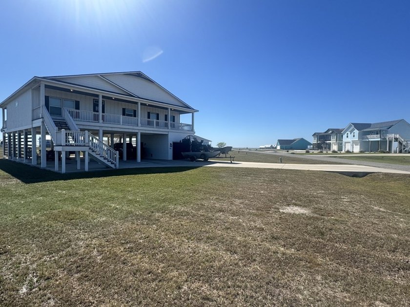 Beautiful custom-built 3- bedroom, 2-bath stilt home (2019) - photo 3