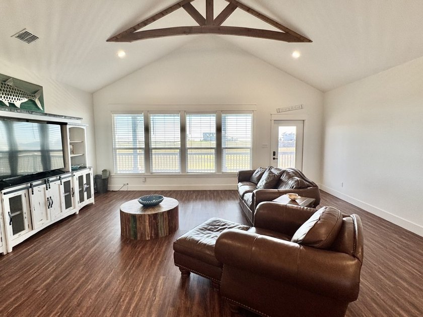 Beautiful custom-built 3- bedroom, 2-bath stilt home (2019) - photo 6