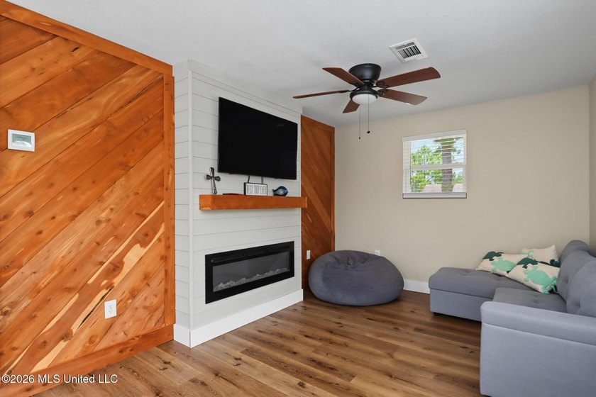 Bring your jet skis, kayaks, boats! Remodeled 2 bedroom/2 full - photo 3