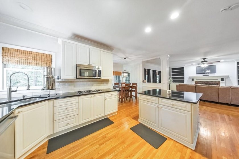 Welcome home to this beautifully maintained 5 bedroom, 3.5 - photo 16