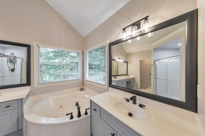 Welcome home to this beautifully maintained 5 bedroom, 3.5 - photo 28