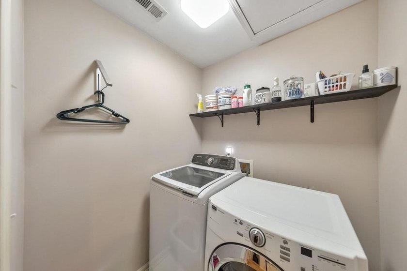 Welcome home to this beautifully maintained 5 bedroom, 3.5 - photo 35