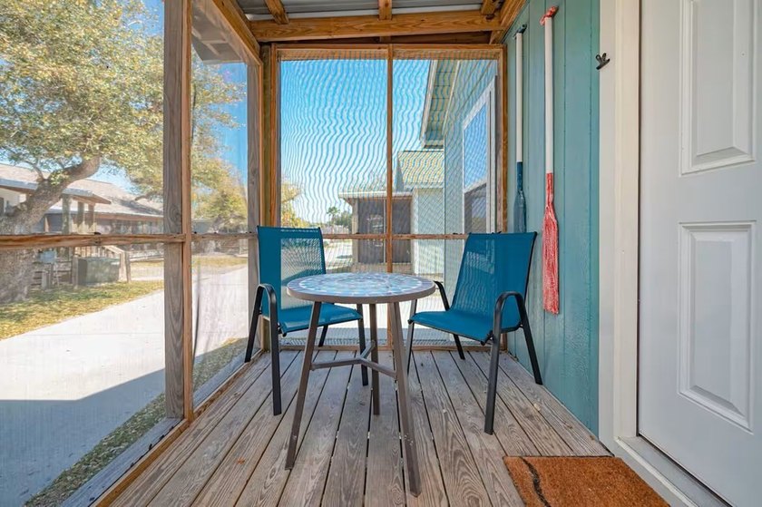 I'm Back &amp; With Updates (flooring &amp; paint)!! This charming - photo 4