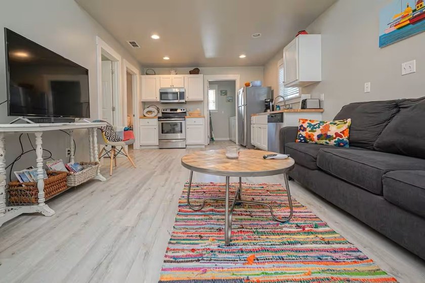 I'm Back &amp; With Updates (flooring &amp; paint)!! This charming - photo 9