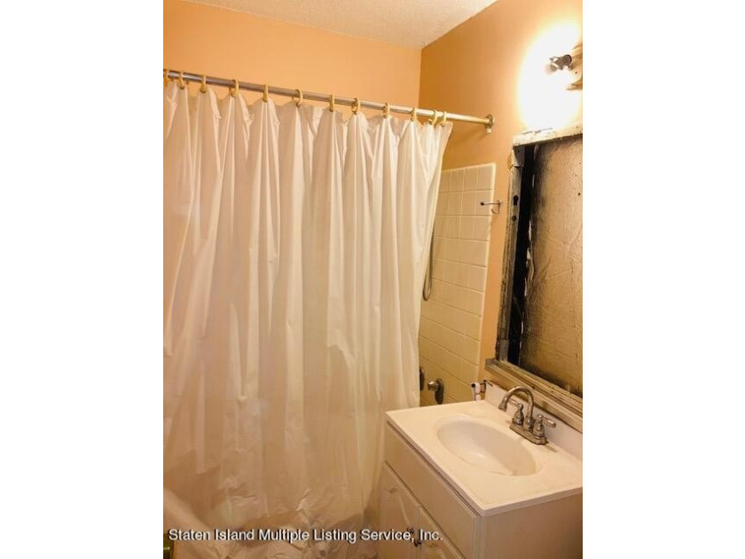 This bright &amp; sunny 1 bedroom Co-Op is in a luxury building w/ - photo 4