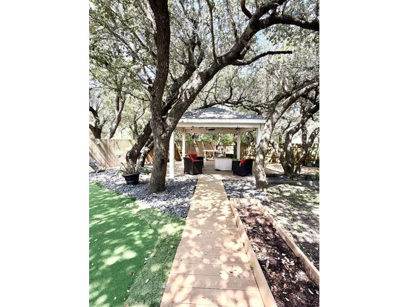Beautiful 4 Bedroom, 2 bath home with exceptional outdoor living - photo 24
